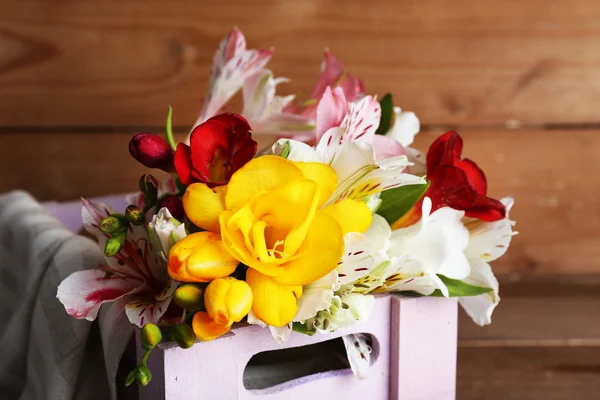 Bellissimi fiori primaverili su sfondo di legno — Foto Stock