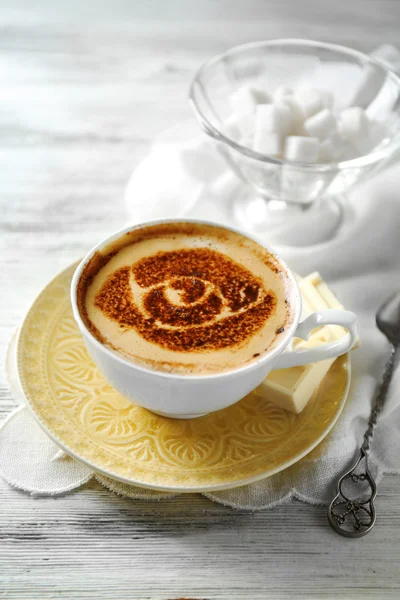 Taza de café latte arte sobre mesa de madera, sobre fondo claro —  Fotos de Stock