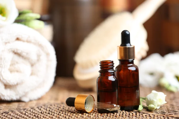 Vackra spa sammansättning med aromaolja på bordet på nära håll — Stockfoto