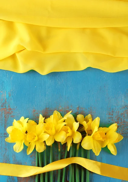 Beautiful bouquet of yellow daffodils on wooden background — Stock Photo, Image