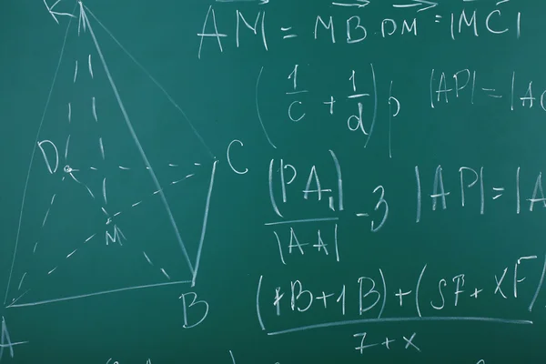 Kara tahta arka plan üzerinde matematik formülleri — Stok fotoğraf