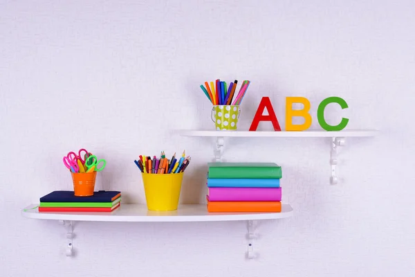 Estantes con papelería en la habitación de los niños de cerca —  Fotos de Stock