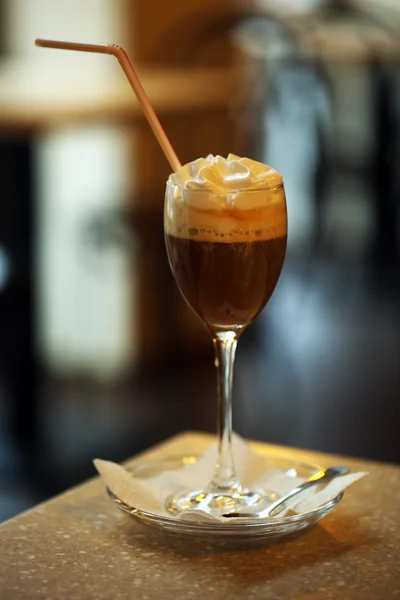 Verre de café avec crème sur la table dans le café — Photo