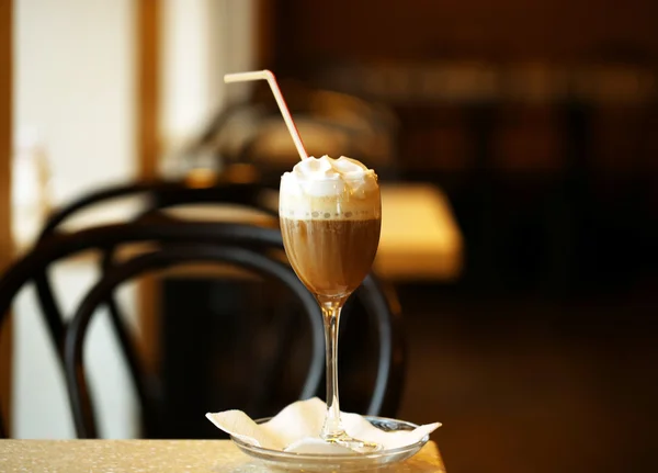 Glas Kaffee mit Sahne auf dem Tisch im Café — Stockfoto