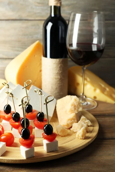 Kaas canapeetjes met wijn op tafel close-up — Stockfoto