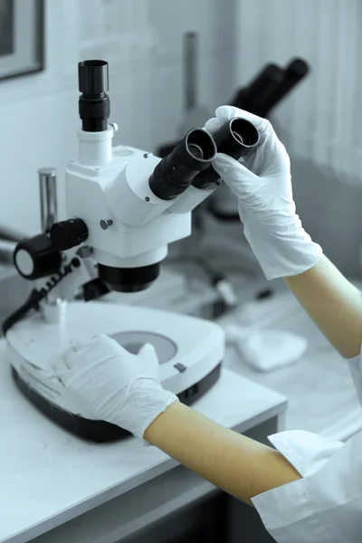 Naukowym mikroskopem obiektyw makro w laboratorium — Zdjęcie stockowe