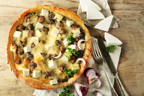 Kaas met champignons, kruiden en zure crème, op houten tafel achtergrond — Stockfoto