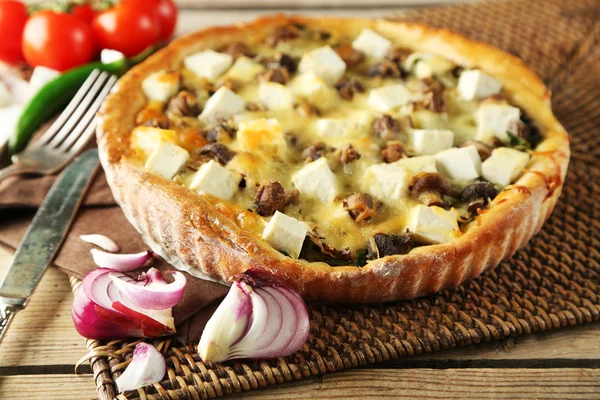 Kaas met champignons, kruiden en zure crème, op rieten mat, op houten tafel achtergrond — Stockfoto