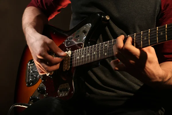 Mladý muž hraje na elektrickou kytaru zblízka — Stock fotografie