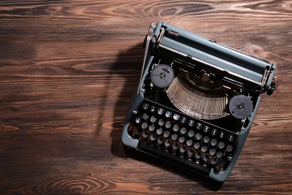 Старая пишущая машинка на столе крупным планом — стоковое фото