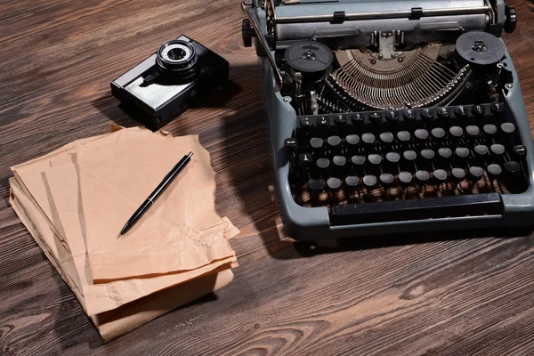 Alte Retro-Schreibmaschine in Großaufnahme auf dem Tisch — Stockfoto