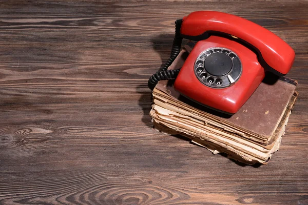 Ретро-красный телефон на столе крупным планом — стоковое фото