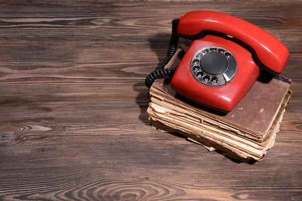 Tablo yakın çekim üzerinde Retro kırmızı telefon — Stok fotoğraf