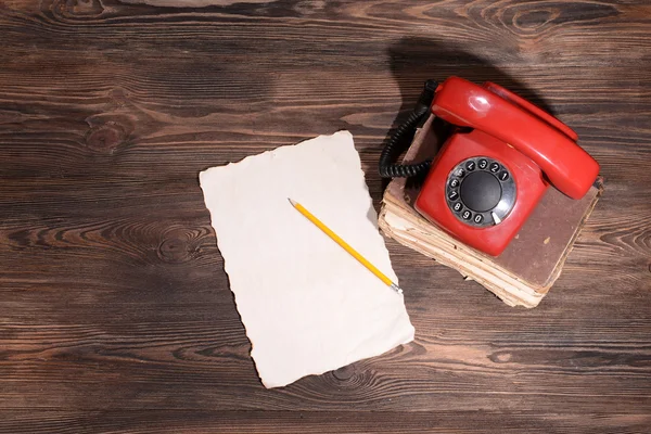 Retro czerwony telefon na stół szczegół — Zdjęcie stockowe