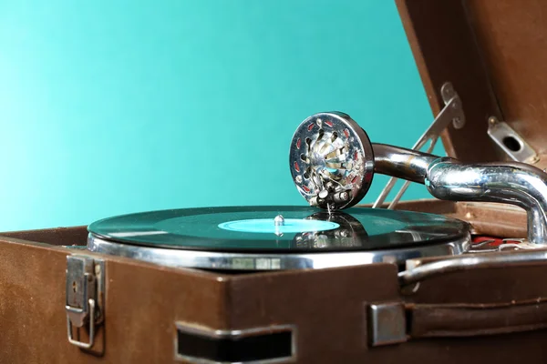 緑の背景のテーブル上のビニール レコードと蓄音機 — ストック写真