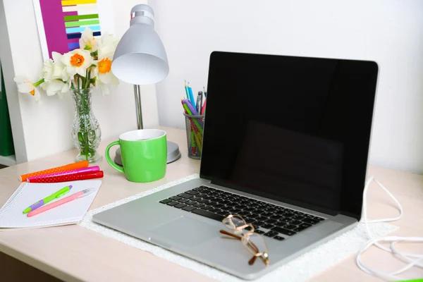 Local de trabalho com laptop, close-up — Fotografia de Stock