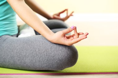 Parlak arka planda el yogası hareketi