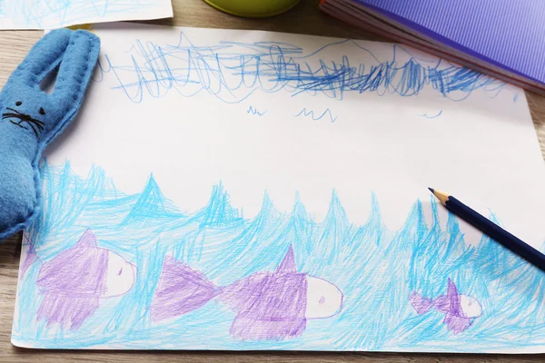 Kinder zeichnen auf weißem Blatt Papier mit Spielzeugkaninchen und Buntstift, Nahaufnahme — Stockfoto