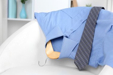 Erkek gömlek kravat sandalye ve raf arka plan üzerinde