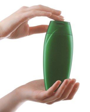 Eller üzerinde beyaz izole kozmetik şişe ile