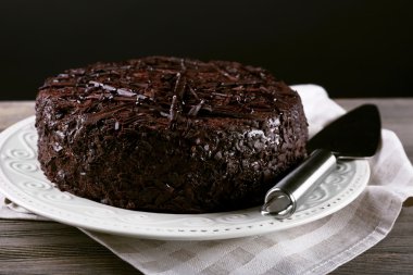 Lezzetli çikolatalı pasta plaka koyu arka plan üzerinde ahşap tablo