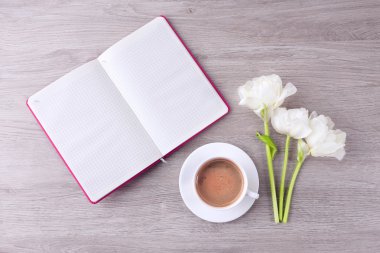 Lale günlüğü ve kahve ile