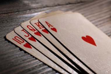 İskambil ahşap masa üzerinde