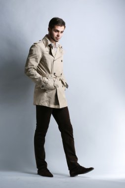 ceket gri arka plan üzerinde genç adam
