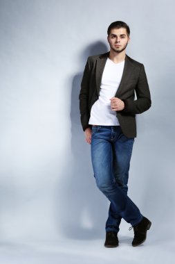 gri zemin üzerine genç adam