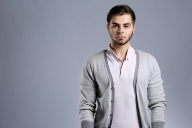 Gri Arkaplanda Genç Bir Adamın Portresi