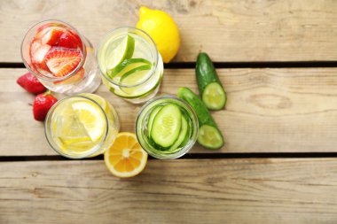 Farklı ev yapımı tazelik sağlıklı vitamini takviye edilmiş su bardak ahşap tablo