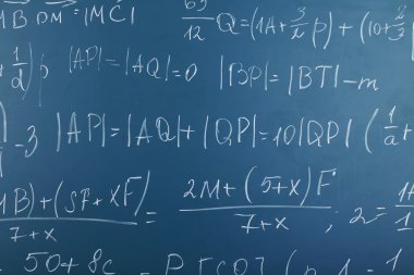 Kara tahta arka plan üzerinde matematik formülleri
