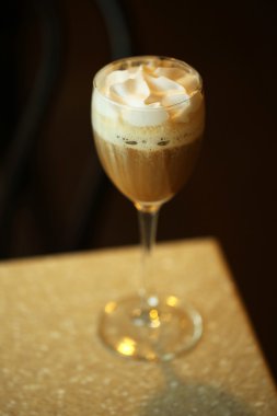 Masada bir fincan kahve.