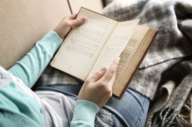 Kitap okuyan genç bir kadın