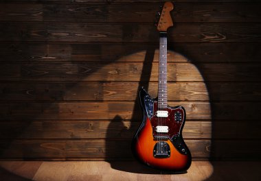 Tahta arka planda elektro gitar
