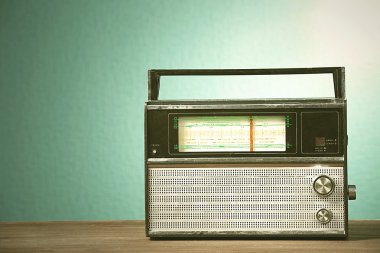 Yeşil duvar arka plan masaya eski retro radyo