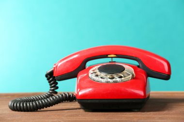 Yeşil zemin üzerine masada Retro kırmızı telefon