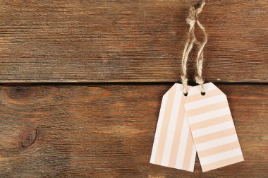 Ahşap arka plan boş etiketleri