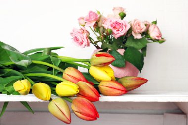 Raf duvar zemin üzerine güzel çiçekler