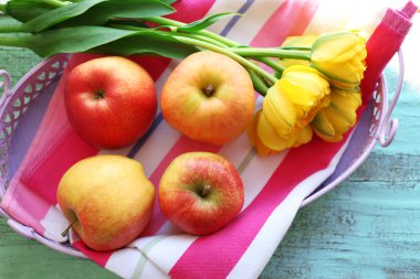 Güzel Lale peçete üzerinde meyve ile buket yakın çekim