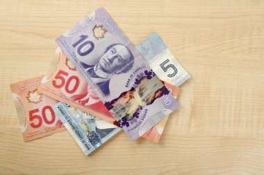 Ahşap masa üzerinde Kanada Doları