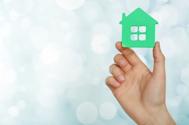 el kağıt ev tutarak