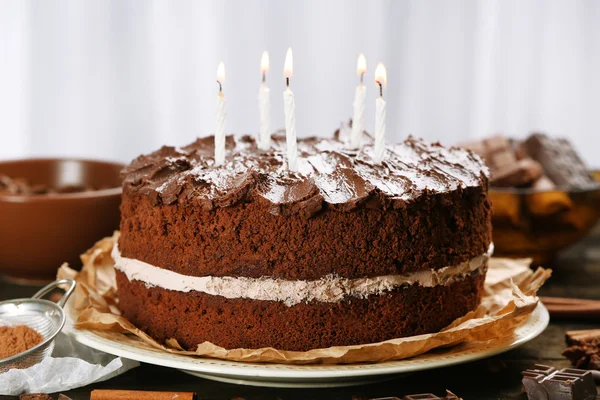 A táblázat a világos háttér finom csokoládé torta — Stock Fotó