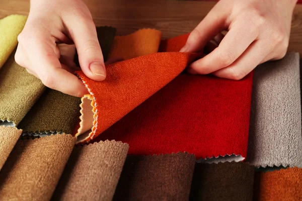 Woman chooses scraps of colored tissue — Stock Photo, Image