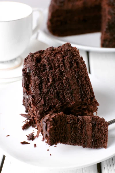 Ahşap masa, closeup tabağa lezzetli çikolatalı pasta dilimlenmiş — Stok fotoğraf