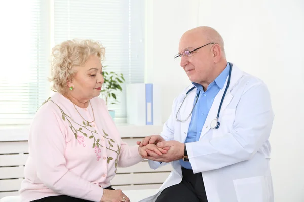 Doctor and patient in hospital clinic — Stock Photo, Image
