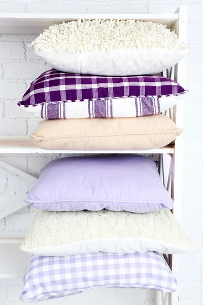 Travesseiros decorativos na prateleira — Fotografia de Stock