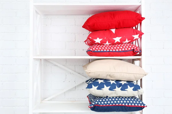 Travesseiros decorativos na prateleira — Fotografia de Stock