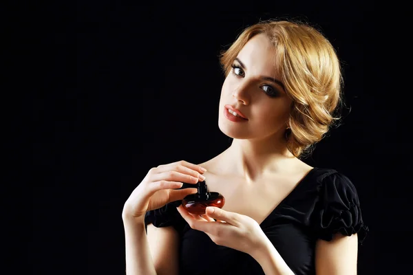 Mujer joven con frasco de perfume — Foto de Stock