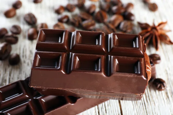 Gefüllte Schokolade mit Kaffeebohnen — Stockfoto